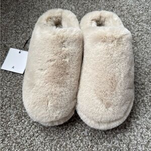 Apparis Cozy Beige Faux Fur Slippers